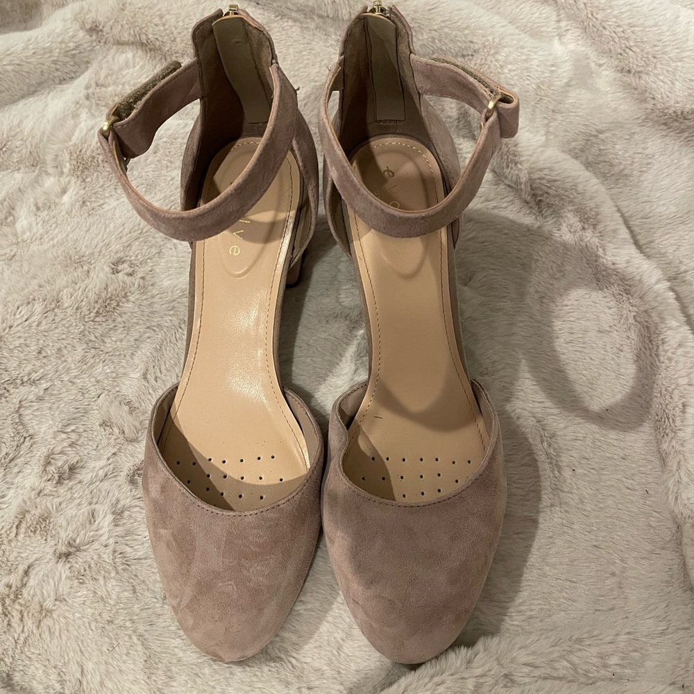 evolve pink heels in a women’s size 10 wide